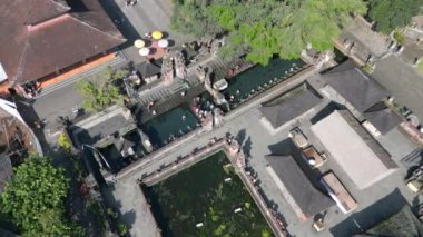 Ubud, Bali, Endonezya 'daki Pura Tirta Boş Tapınağı' ndaki arındırma ayini sırasında insanların hava görüntüsü