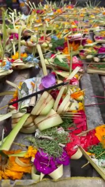 Canang Sari 'ye yakın çekim, Ubud, Bali, Endonezya' daki bir tapınakta küçük bağış sepetleri.