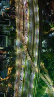 Jakarta, Endonezya 'da yoğun saatlerde çok şeritli yolda hava trafiğinin zamanlaması