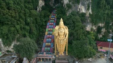 Batu Mağaralarının ve Murugan 'ın Kuala Lumpur, Malezya' daki altın heykelinin havadan görünüşü