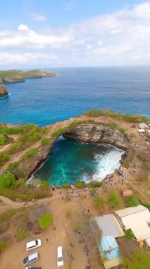 Endonezya, Bali yakınlarındaki Nusa Penida adasındaki çarpıcı Broken Beach üzerinde FPV uçuşu