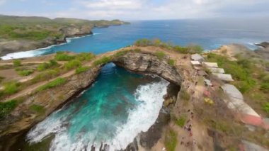 Endonezya, Bali yakınlarındaki Nusa Penida adasındaki çarpıcı Broken Beach üzerinde FPV uçuşu