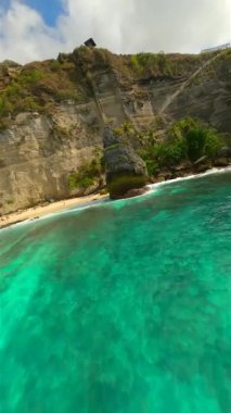 Endonezya 'nın Bali kenti yakınlarındaki Nusa Penida adasındaki büyüleyici Elmas Sahili üzerinde sinematik FPV uçuşu