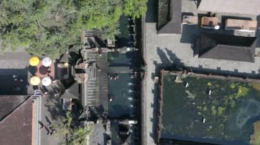 Ubud, Bali, Endonezya 'daki Pura Tirta Boş Tapınağı' ndaki arındırma ayini sırasında insanların hava görüntüsü