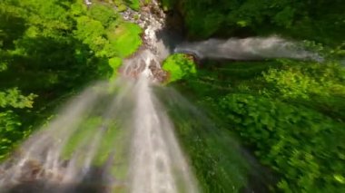 Sekumpul Şelalesi, Bali, Endonezya yakınlarındaki FPV insansız hava aracı dalışı