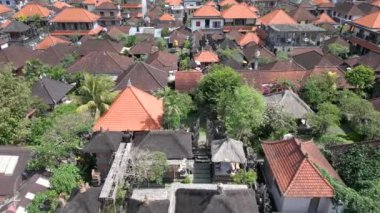 Ubud, Bali, Endonezya şehir merkezindeki geleneksel binaların hava manzarası.