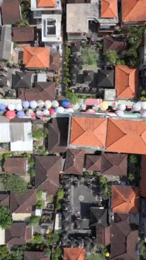 Orta Ubud, Bali, Endonezya 'daki sokak sanatları ve geleneksel binaların hava manzarası