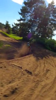 Yüksek hızda bir motosiklet yarışçısının dinamik FPV görüntüsü. Ekstrem spor, adrenalin ve yarış kavramları.