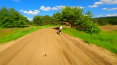 Yüksek hızda bir motosiklet yarışçısının dinamik FPV görüntüsü. Ekstrem spor, adrenalin ve yarış kavramları.