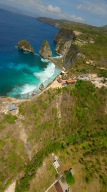 Endonezya 'nın Nusa Penida adasındaki büyüleyici Elmas Sahili üzerinde FPV uçuşu