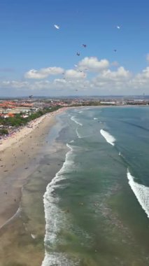 Kuta Sahili 'nin havadan görünüşü ve Endonezya, Bali' de gökyüzünde uçurtmalar