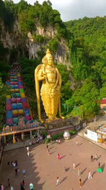 Malezya 'nın Kuala Lumpur kentindeki Batu Mağaraları ve Murugan' ın altın heykelinin sinematik FPV görüntüleri