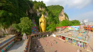 Malezya 'nın Kuala Lumpur kentindeki Batu Mağaraları ve Murugan' ın altın heykelinin sinematik FPV görüntüleri