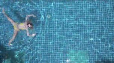 Havuzda yüzen Kafkas kadının hava manzarası.