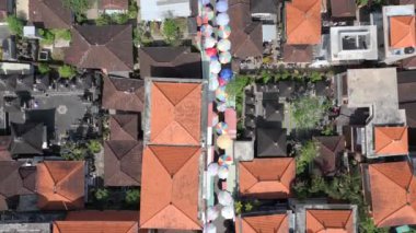 Orta Ubud, Bali, Endonezya 'daki sokak sanatları ve geleneksel binaların hava manzarası
