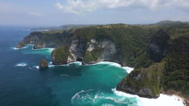 Nusa Penida Adası, Bali, Endonezya 'daki çarpıcı uçurumların ve okyanus sularının havadan görünüşü