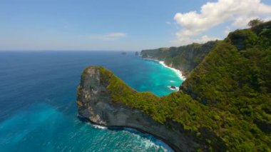 Nusa Penida Adası, Bali, Endonezya 'daki çarpıcı uçurumlar ve okyanus suları üzerinde sinematik FPV uçuşu