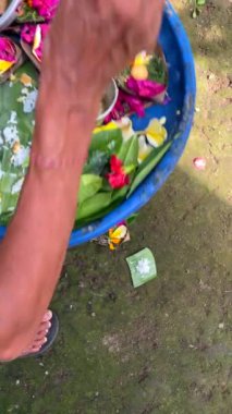 Endonezya, Bali 'de sabah ayini sırasında Balili kadınların ellerine yakın çekim