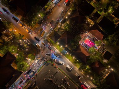Ubud Sarayı 'ndaki dans gösterisi ve Endonezya' nın Bali şehrinde gece vakti Ubud Merkezi 'ndeki trafik.