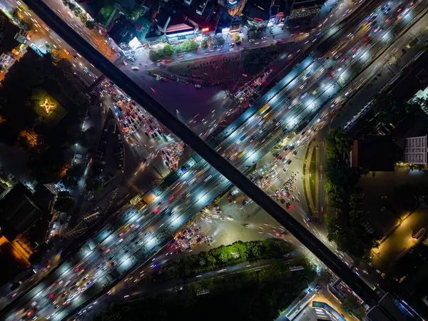 Hanoi, Vietnam 'daki bir kavşakta akşam trafiğinin hava görüntüsü..