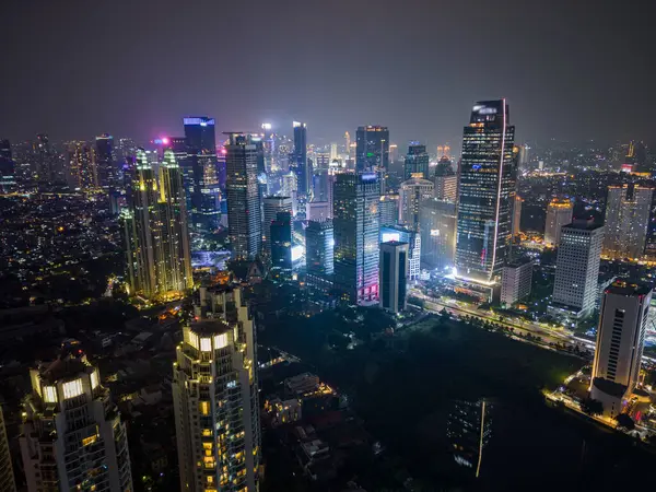 Jakarta şehir merkezinin hava manzarası ve şehir geceleri gökyüzü, Endonezya