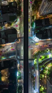 Bangkok, Tayland 'ın merkezindeki BTS Skytrain ile kesişen akşam trafiğinin uçuş zamanı.