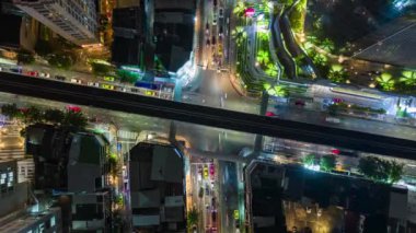 Bangkok, Tayland 'ın merkezindeki BTS Skytrain ile kesişen akşam trafiğinin uçuş zamanı.