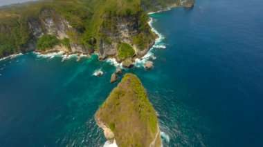 Nusa Penida, Bali, Endonezya 'daki Manta Point' teki turkuaz okyanus suları üzerinde sinematik FPV uçuşu