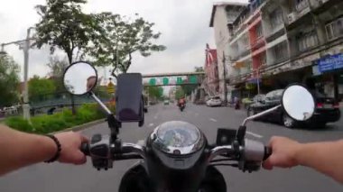 Bangkok, Tayland 'da motosiklet sürerken aşırı hız yapmış. POV