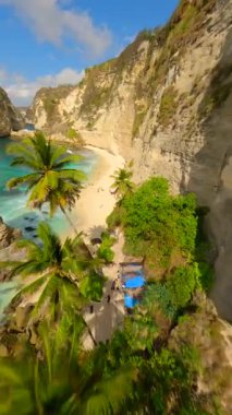 Endonezya 'nın Bali kenti yakınlarındaki Nusa Penida adasındaki büyüleyici Elmas Sahili üzerinde sinematik FPV uçuşu