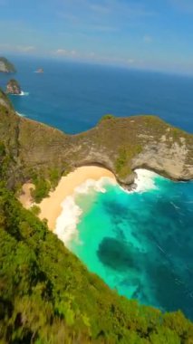 Nusa Penida Adası, Bali, Endonezya 'da Kelingking Sahili üzerinde FPV uçuşu.