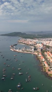 Phu Quoc Adası, Vietnam 'daki Sunset Town' daki Kiss Köprüsü 'nün hava görüntüsü..