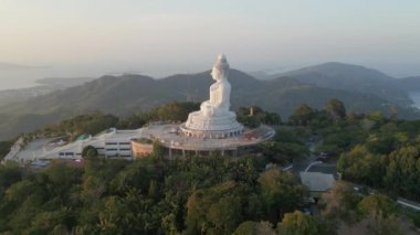 Phuket, Tayland 'da gün batımında Büyük Buda heykelinin hava manzarası
