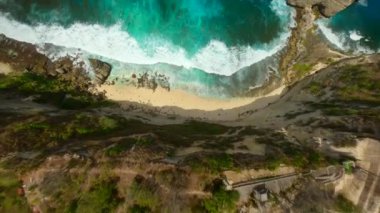 Nusa Penida, Bali, Endonezya 'daki büyüleyici Elmas Sahili üzerinde sinematik FPV uçuşu