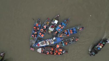 Mekong Delta, Vietnam 'da geleneksel yüzen bir pazarda teknelerde turistlerin hava görüntüsü