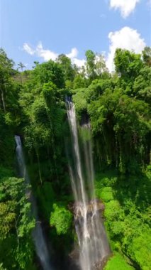 Sekumpul Şelalesi, Bali, Endonezya yakınlarındaki FPV insansız hava aracı dalışı