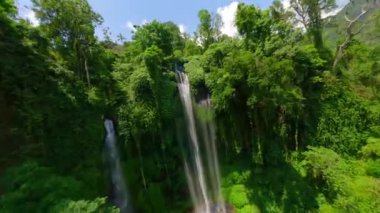 Sekumpul Şelalesi, Bali, Endonezya yakınlarındaki FPV insansız hava aracı dalışı
