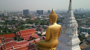 Bangkok 'taki dev altın Buda' nın ve şehrin gökyüzü manzarası.