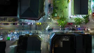 Bangkok, Tayland 'daki kavşakta akşam trafiğinin uçuş zamanı