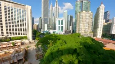 Kuala Lumpur, Malezya şehir merkezindeki FPV insansız hava aracı uçuşu