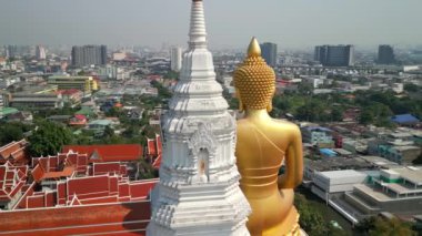 Bangkok 'taki dev altın Buda' nın ve şehrin gökyüzü manzarası.