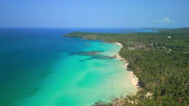 Tayland 'daki Koh Kood adasının turkuaz sularıyla çarpıcı tropikal kıyı şeridinin hava manzarası.