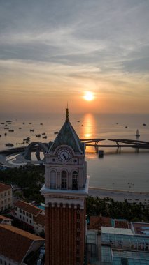 Phu Quoc Adası 'ndaki Sunset Town' daki Resimli Öpücük Köprüsü 'nün Hava Görüntüsü.