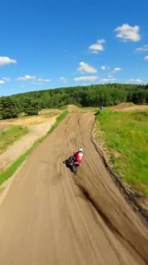 Yüksek hızda bir motosiklet yarışçısının dinamik FPV görüntüsü. Ekstrem spor, adrenalin ve yarış kavramları.