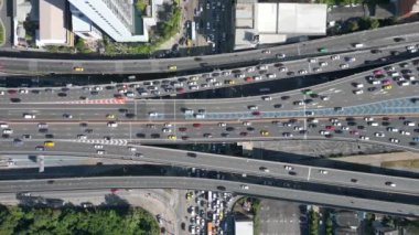 Bangkok, Tayland 'daki çok şeritli yoldaki sabah trafiğinin hava görüntüsü