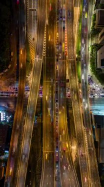 Bangkok, Tayland 'daki çok şeritli yolda hava trafiği hızlandı