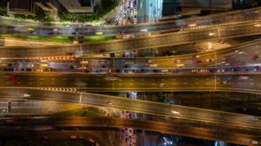 Bangkok, Tayland 'daki çok şeritli yolda hava trafiği hızlandı