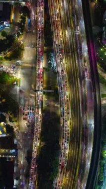 Jakarta, Endonezya 'da yoğun saatlerde çok şeritli yolda hava trafiğinin zamanlaması