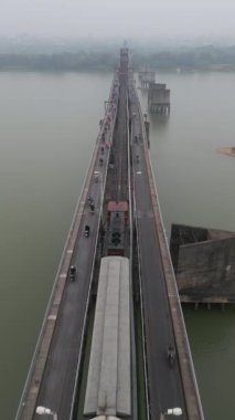 Hanoi, Vietnam 'daki tren yolu üzerinde tarihi Long Bien Köprüsü' nün havadan görüntüsü.