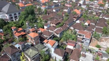 Ubud, Bali, Endonezya şehir merkezindeki geleneksel binaların hava manzarası.